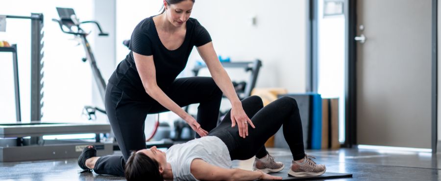 mulher fazendo fisioterapia no tratamento do prolapso genital