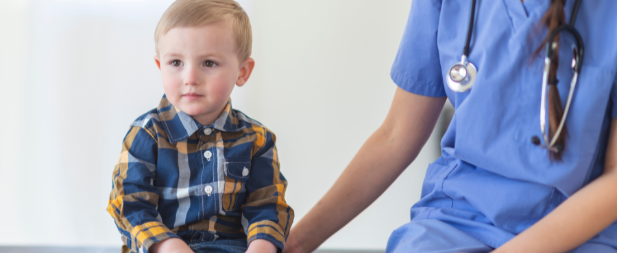 Menino indo no médico para fazer uma cirurgia de fimose